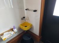 玄関に手洗い場所を設置しています