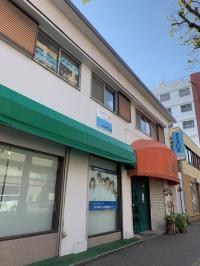 教室は甲南高校の近くにあります。建物の２階です。