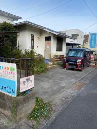 ファミリーマートの向かい側に教室があります。