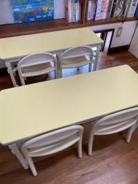幼児さんは、安心できる机と椅子で楽しく学習しています。