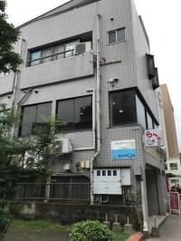 いずみ公園側にあります。3階が教室です。