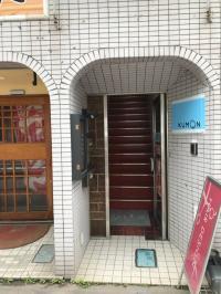 右側の階段からおお上がりください。