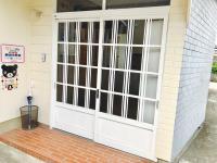 教室入口です。ベビーカーを玄関に置いてお入りいただけますよ。