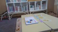 教材やカードを使って楽しく学びます。