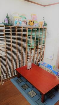 乳児とお母さんは床に座ってリラックス