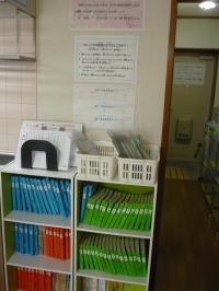 「こんにちは～！」子どもたちはファイルを取って席につきます。