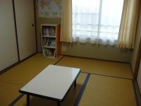 学習を終えた生徒さんは、本を読んでお迎えを待っています。