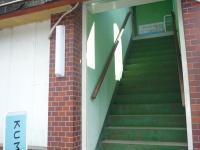 教室は2階にあります。