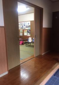 教室入り口です。靴を脱いで入っていただきます。