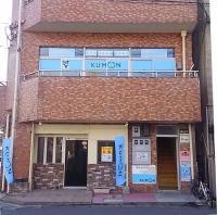 教室は2階。右側の階段からお上がりください。ベビーカーの方はお声掛けください。