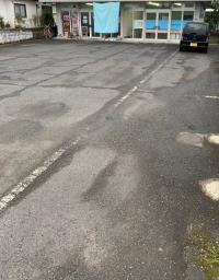 教室は県道沿いにございます。駐車場は向かって右3台と、道路側2台です。