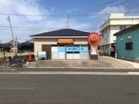 伊仙小学校から徒歩２分です。教室前に駐車スペースもあります。