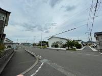 グラードさん方面から一つ目の信号を過ぎて、踏切手前を左折したら教室です。