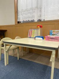 幼児専用の机と椅子です。足がつくので、安心して座っていただけます。
