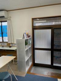 教室入り口です。靴を脱いで、教室に入っていただきます。