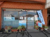 外観です。1階にあるので道路から確認できます。駐車場あります。