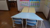幼児さんが安全に学習できる机・椅子をご準備しております。