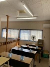 教室内では換気扇、空気清浄機を利用しています。