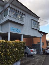 吉松柿木交差点近く、川内川沿いにあり、青い看板が目印です。