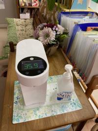 教室入り口で、検温・消毒（検温計付き消毒器設置）を行っております。