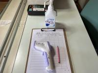 消毒をお願いしています。指導者は、マスクを着用しています。