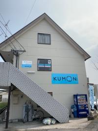 隼人駅・宮内小方面から向かうとKUMON看板が見えます。