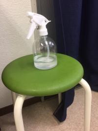入り口に消毒液を完備しています。