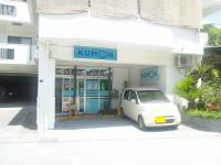 内間小学校正門のすぐ前です。