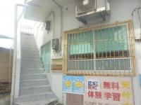 入口は二階です。階段をあがってください。