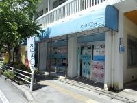 ５８号線から学園通りの港川郵便局を過ぎた左側の道沿いです。
