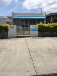 教室前に広々とした駐車スペースも