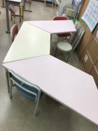 幼児席<br />
幼児担当のスタッフさんが対面で指導します。(二人がけに一人づつ)