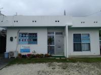 道路からのスロープを上がっていただくと駐車場があります。