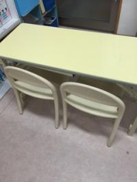 １歳でもお座りができる子が座れる、机といすがあり、安心です。