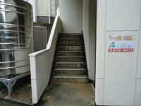 教室入口は二階です。建物裏の階段をのぼってください。