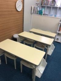 幼児さんも体にあった机と椅子で学習します。ご安心ください