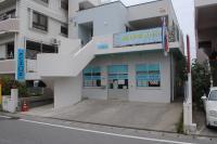 教室の前に<br />
駐車場があります。