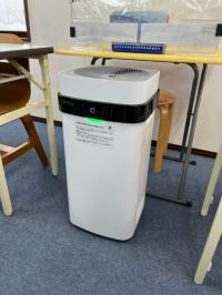 窓を開ける換気に加え、空気清浄機「エアドック」を常時稼動させています。