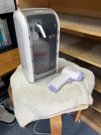 マスク着用、手指の消毒と検温をしてから入室します。