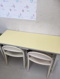 幼児さんでも自分で座れる机といすを用意しています。