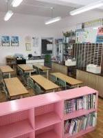 明るい教室で、幼児から高校生まで自学自習中!