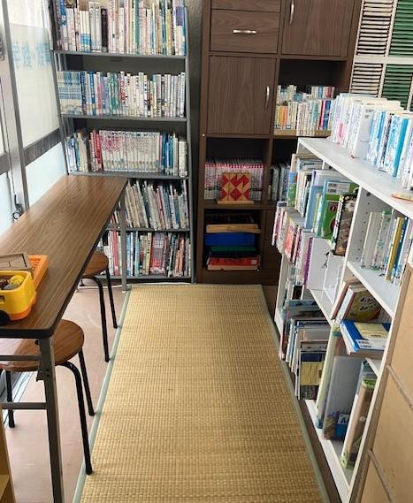 待合スペースです。本を読んだり、教具で遊ぶことができます。