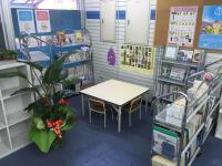 勉強後は、豊富な本と、知育教具でお迎えを待っていただけます!