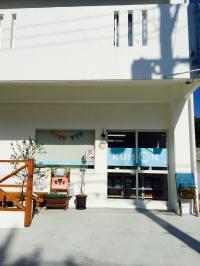 真っ白な建物です