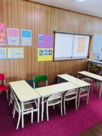 幼児担当の先生と座る、習慣づける、集中学習を身につける席です