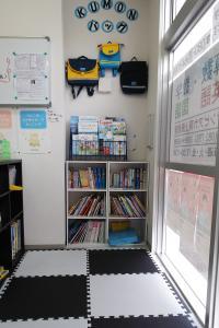 歩き回るのが心配なら、プレイマットで座りながら♪<br />