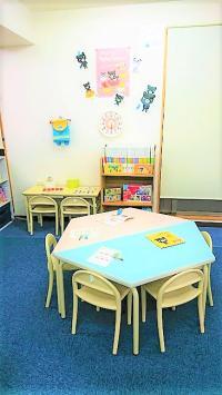 月齢が上がると椅子に座ってBKキットをあけたり、カードを見たりします