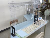 椅子に座って学習する習慣を身に付けます。