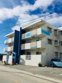 恩納小中学校近くの３階建ての建物３階が教室です。