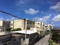 窓から渡慶次小学校が見えます